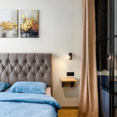 Daire Main Street Lounge - Terrace, Free P, Self Check-in *