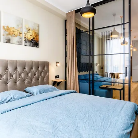 Daire Main Street Lounge - Terrace, Free P, Self Check-in *