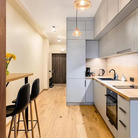 Main Street Lounge - Terrace, Free P, Self Check-in Riga